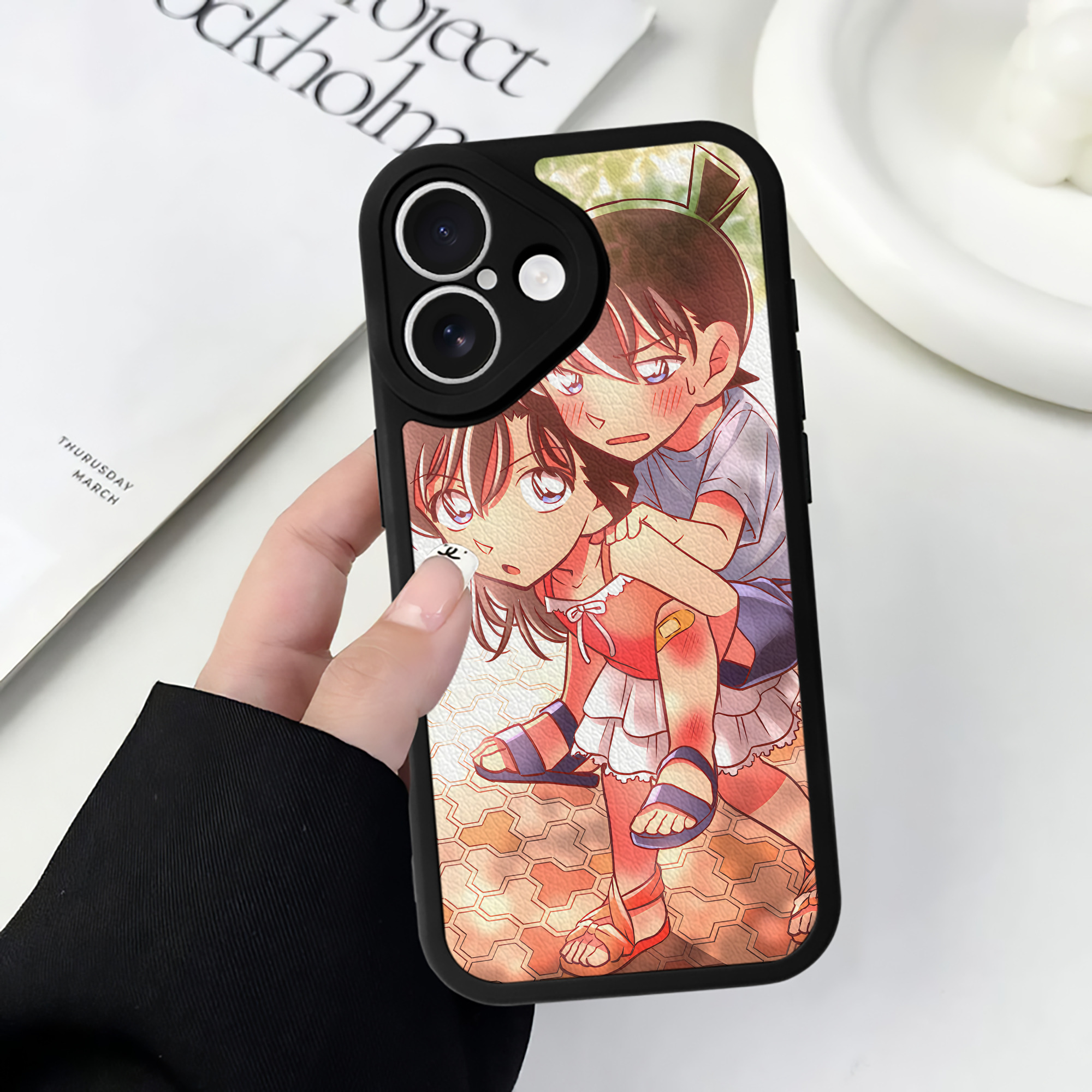 （画像用） 名探偵コナン Detective Conan 【iPhone 16シリーズ対応】シリコンスマホケース（レザー調） 材質：シリコン